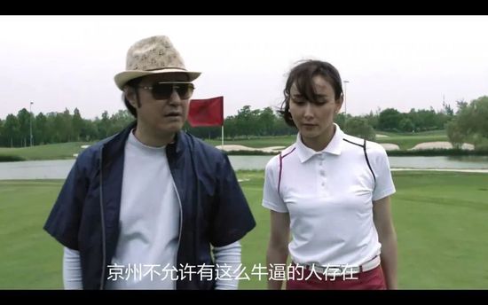 爱丽丝（邦尼·亨特 Bonnie Hunt 饰）和乔治（查尔斯·格罗丁 Charles Grodin 饰）带着三个孩子瑞思（尼科洛·汤姆 Nicholle Tom 饰），泰德（Christopher Castile 饰）与艾米丽（Sarah Rose Karr 饰）住在城郊的年夜屋子里，糊口过得安静而又幸福，直到一天，一只可怜又可爱的流离狗呈现在了纽顿家门口。在三个孩子的苦苦哀告下，小狗成了纽顿家新的一员，取名贝多芬。